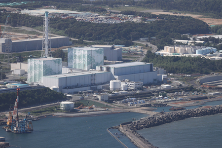 東京電力福島第１原発５号機（左）と６号機（右）＝２０２３年８月、福島県