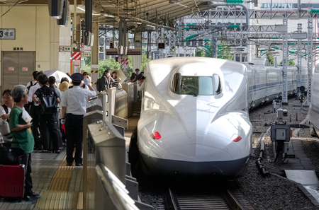 東京駅を出る東海道新幹線＝２０２３年８月１４日、東京都千代田区（ＥＰＡ時事）