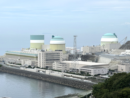 伊方原発。左から１号機、２号機、３号機＝２０２３年７月、愛媛県伊方町