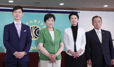 共同記者会見に臨む（左から）石丸伸二氏、小池百合子氏、蓮舫氏、田母神俊雄氏＝１９日、東京都千代田区の日本記者クラブ