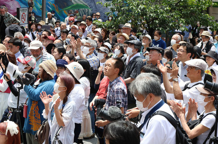 東京都知事選が告示され、街頭演説に集まった人たち＝２０日午前、東京都中野区