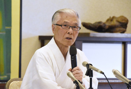 神社本庁からの離脱について記者会見する鶴岡八幡宮の吉田茂穂宮司＝２０日午後、神奈川県鎌倉市