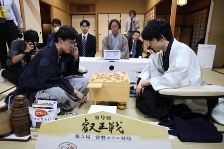 将棋叡王戦の終局後、感想戦に臨む藤井聡太七冠（手前右）と伊藤匠・新叡王（同左）＝２０日午後、甲府市内のホテル