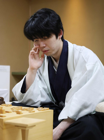 将棋叡王戦の最終局で伊藤匠七段に敗れた藤井聡太七冠＝２０日午後、甲府市内のホテル