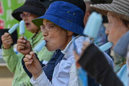 東京郊外の公園で、アイスを食べるゲートボール仲間のお年寄り（ＡＦＰ時事）