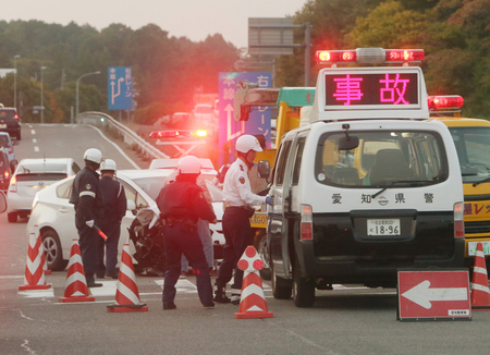 事故処理に当たる警察官ら（資料）