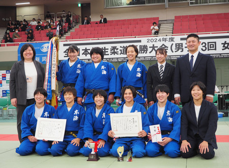 全日本学生柔道優勝大会の女子５人制（体重別）で優勝した東海大＝２２日、東京・日本武道館