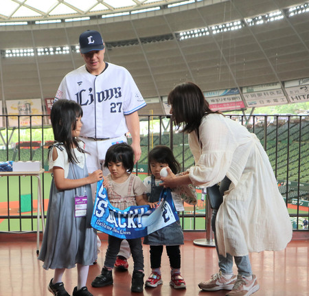 難病を抱える子供らを球場に招待する企画が１０年を迎えた西武の炭谷（奥）。試合前には参加者と交流を深めた＝５月２６日、ベルーナドーム