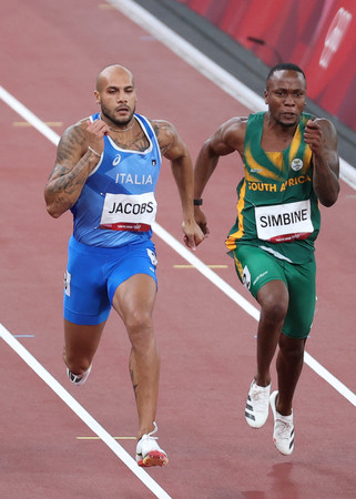 東京五輪陸上男子１００メートル決勝、力走するヤコブス（左）＝２０２１年８月、東京・国立競技場