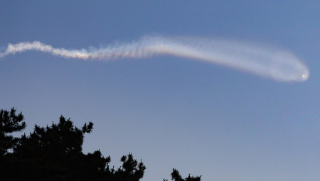 ２６日、韓国・延坪島沖で観測された北朝鮮の弾道ミサイルによるとみられる飛行機雲（ＥＰＡ時事）