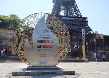 パリ五輪開幕まで３０日を示すカウントダウン時計とエッフェル塔＝２６日、パリ