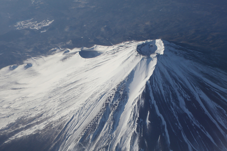 富士山の火口（右）と宝永噴火口＝２０２３年２月１日