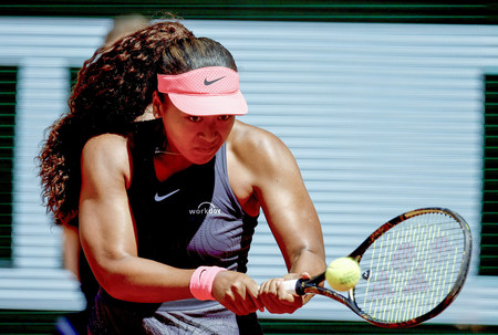 全仏オープンテニスの女子シングルス１回戦でプレーする大坂なおみ＝５月２６日、パリ（ＥＰＡ時事）