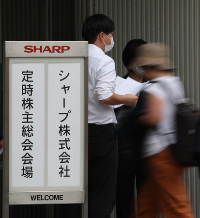 シャープの定時株主総会に向かう人たち＝２７日午前、堺市