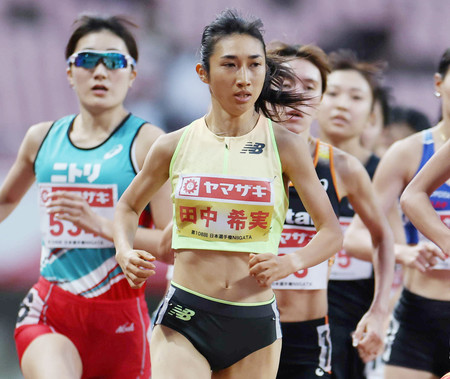 女子１５００メートル予選、力走する田中希実（中央）＝２７日、新潟・デンカビッグスワンスタジアム