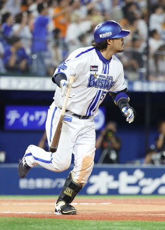 延長１０回、サヨナラのソロ本塁打を放つＤｅＮＡの宮崎＝２７日、横浜