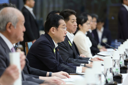 中央防災会議で発言する岸田文雄首相（左から２人目）＝２８日午前、首相官邸