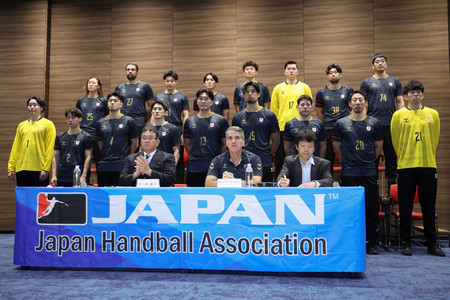 パリ五輪のハンドボール男子日本代表。前列中央はオルテガ監督＝２８日、東京都新宿区