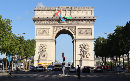 パラリンピックのマークが取り付けられたパリ市中心部の凱旋（がいせん）門＝２８日
