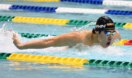 競泳の記録会の男子２００メートルバタフライで力泳する本多灯＝２９日、相模原市