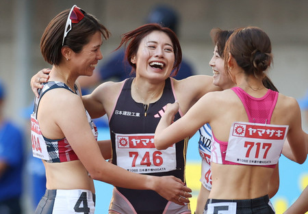 女子１００メートル障害準決勝、五輪参加標準記録を突破して笑顔を見せる福部真子（左から２人目）＝２９日、新潟・デンカビッグスワンスタジアム