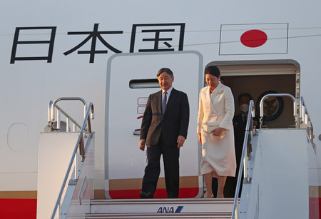 英国公式訪問を終え、帰国された天皇、皇后両陛下＝２９日午後、東京・羽田空港