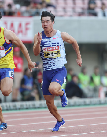 男子１００メートル準決勝で力走する坂井隆一郎＝２９日、新潟・デンカビッグスワンスタジアム