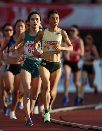 女子５０００メートルで優勝した田中希実（手前）＝２９日、新潟・デンカビッグスワンスタジアム