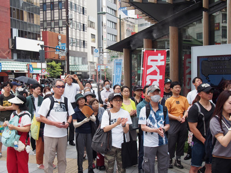 東京都知事選候補者の演説を聞く有権者＝６月２７日、東京都台東区