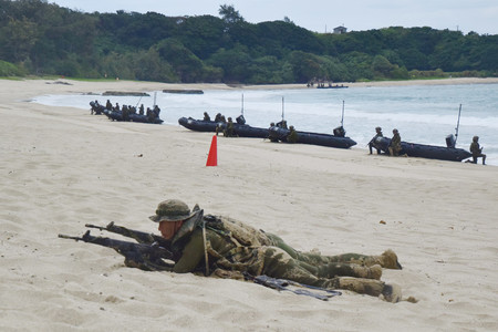 上陸訓練を行う陸上自衛隊員と米海兵隊員＝２０２３年３月、鹿児島県徳之島町