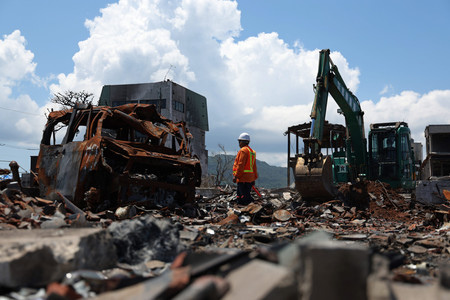 地震で焼失し、解体作業が行われる朝市通り周辺＝６月２９日、石川県輪島市