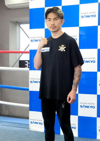 公開練習前に撮影に応じるプロボクシングの井岡一翔＝１日午後、東京都内