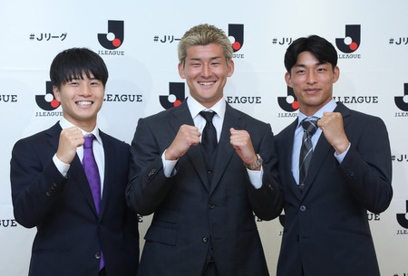 パリ五輪代表に選出され、笑顔でポーズを取る（左から）川崎、西尾、半田＝３日、大阪市