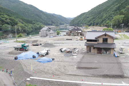 宅地などのかさ上げが進む神瀬地区＝６月１５日、熊本県球磨村