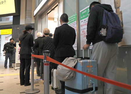 「みどりの窓口」に並ぶ人たち＝１月２３日、ＪＲ東京駅