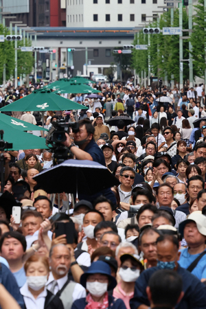 候補者の演説を聞く有権者ら＝６月３０日、東京都中央区