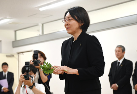 献花台の前で西日本豪雨の犠牲者に向けた追悼の言葉を述べる岡山県倉敷市の伊東香織市長＝６日午前、同市真備支所