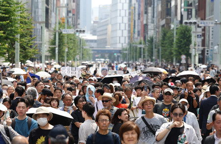 選挙戦最終日を迎え、候補者の演説を聞く有権者ら＝６日午後、東京都中央区