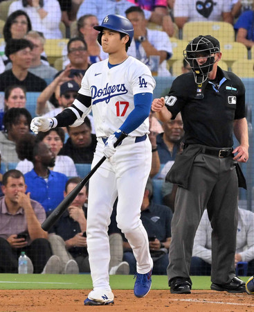 ブルワーズ戦の３回、三振に倒れたドジャースの大谷＝５日、ロサンゼルス