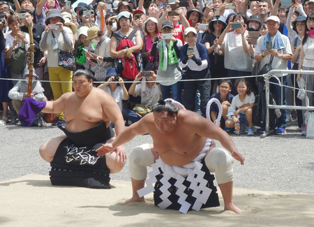 奉納土俵入りをする横綱照ノ富士（右）＝６日、名古屋市の熱田神宮