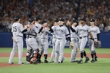 ヤクルトに勝ち、喜ぶ巨人ナイン＝６日、神宮