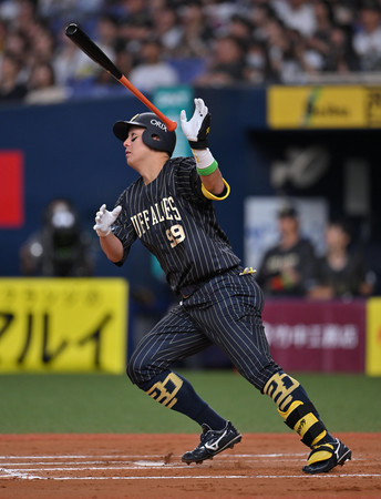 ６回、勝ち越し２ランを放つオリックスの杉本＝７日、京セラドーム