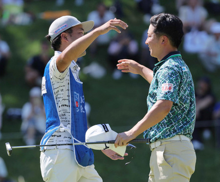 国内メジャー初優勝を決め、キャディーと喜ぶ杉浦悠太（右）＝７日、岐阜・富士Ｃ可児Ｃ志野