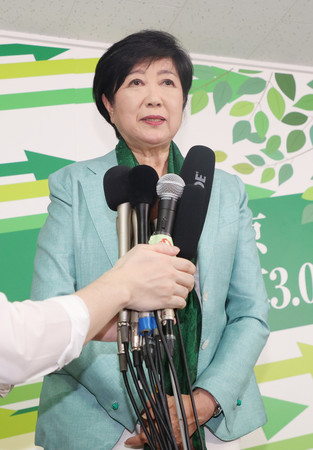 東京都知事選での勝利を受け、あいさつする小池百合子氏＝７日午後、東京都新宿区