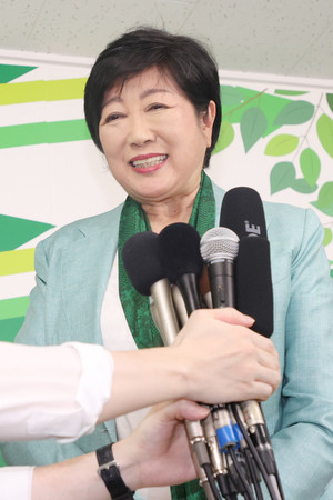 東京都知事選で勝利し、笑顔を見せる小池百合子氏＝７日午後、新宿区