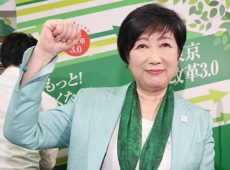 東京都知事選で勝利し、撮影に応じる小池百合子氏＝７日午後、新宿区