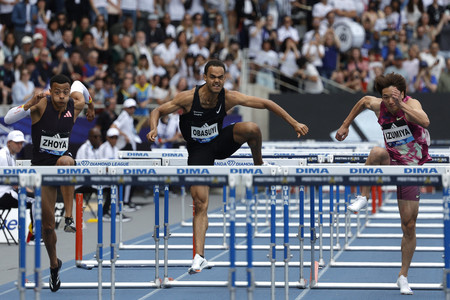 陸上ダイヤモンドリーグの男子１１０メートル障害決勝で３位に入った泉谷駿介（右端）＝７日、パリ（ＡＦＰ時事）