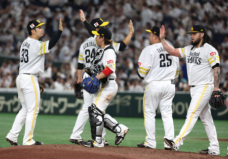 西武に勝利し、喜ぶソフトバンクナイン＝２日、東京ドーム