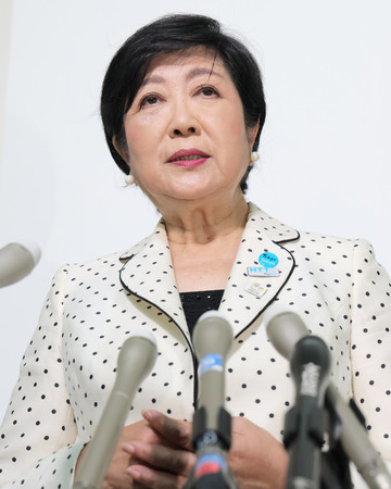 東京都知事選で３選を果たし、報道陣の取材に応じる小池百合子知事＝８日午後、東京都新宿区