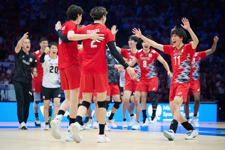 ネーションズリーグ男子準々決勝のカナダ戦、勝利を喜ぶ日本男子の選手＝６月２７日、ポーランド・ウッジ（ＥＰＡ時事）